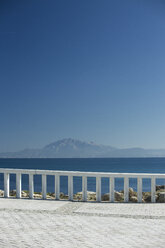Spanien, Andalusien, Tarifa, Blick auf die Meerenge von Gibraltar - KBF000317