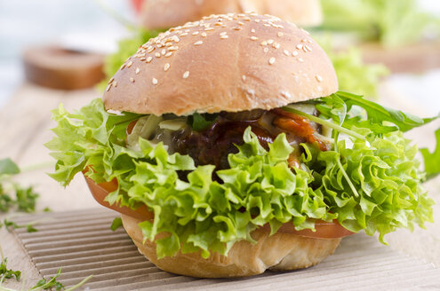 Hausgemachter Veggie-Burger auf Sesambrötchen mit Kopfsalat - ODF001102