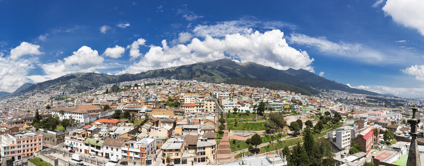 Ecuador, Quito, Stadtbild mit Altstadt und Vulkan Pichincha - FOF007599