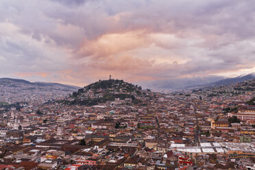 Ecuador, Quito, Stadtbild mit El Panecillo bei Sonnenuntergang - FOF007602