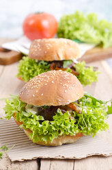 Hausgemachter Veggie-Burger auf Sesambrötchen mit Kopfsalat - ODF001103