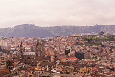 Ecuador, Quito, Stadtbild mit Basilica del Voto Nacional - FOF007603