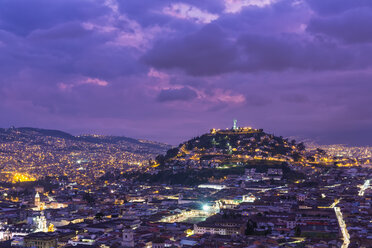 Ecuador, Quito, Stadtbild mit El Panecillo bei Sonnenuntergang - FOF007606
