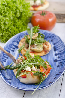 Hausgemachte Mini-Pizzen mit Rucola, Schafskäse, Artischocken, Thunfisch und Tomatensauce - ODF001107