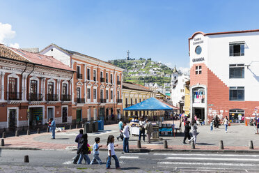 Ecuador, Quito, Altstadt mit Blick auf die Jungfrau von Quito in El Panecillo - FOF007634