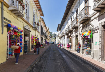 Ecuador, Quito, bunte Geschäfte in der Altstadt - FOF007635