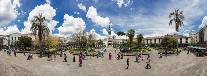 Ecuador, Quito, Panoramablick über den Unabhängigkeitsplatz mit der Freiheitsstatue - FOF007641