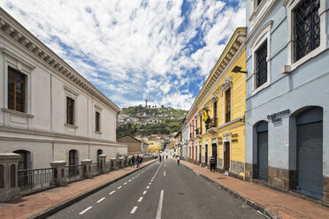 Ecuador, Quito, Altstadt mit Blick auf die Jungfrau von Quito in El Panecillo - FOF007647