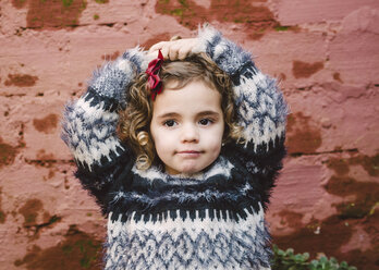 Porträt eines Mädchens mit lockigem Haar - RAEF000027