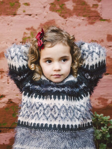 Porträt eines Mädchens mit lockigem Haar - RAEF000028