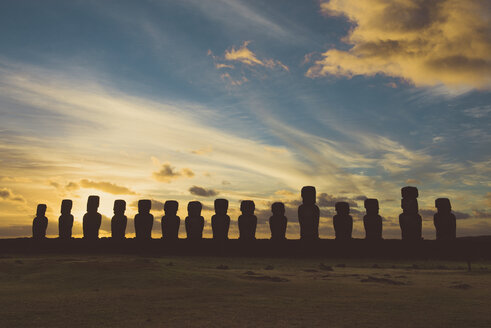 Chile, Osterinsel, Reihe von Moais am Ahu Tongariki bei Sonnenaufgang, Rapa Nui National Park - GEMF000200