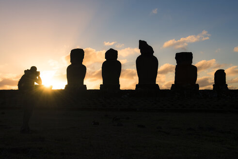 Chile, Osterinsel, Mann fotografiert Moais bei Sonnenuntergang, Ahu Tahai Complex, Rapa Nui National Park - GEMF000202