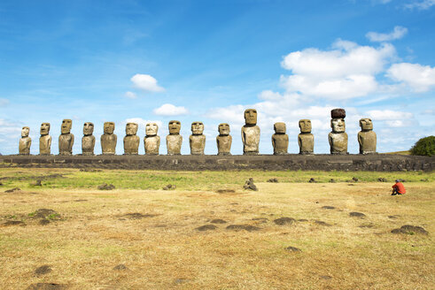 Chile, Osterinsel, Reihe von Moais bei Ahu Tongariki - GEMF000028