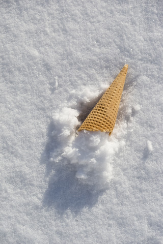 Auf Schnee liegende Eistüten, lizenzfreies Stockfoto