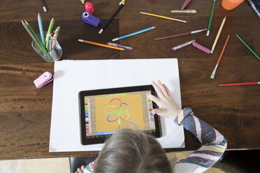 Kleines Mädchen benutzt digitales Tablet zum Zeichnen - SARF001314