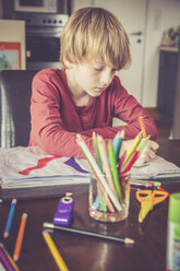 Boy drawing at home - SARF001307