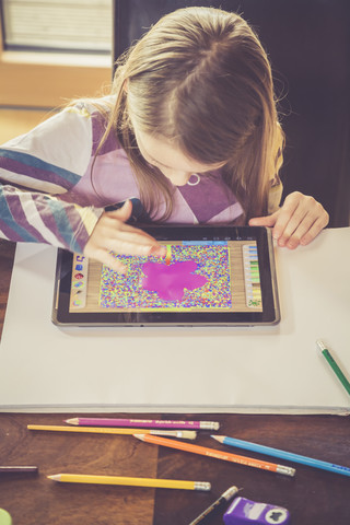 Kleines Mädchen benutzt digitales Tablet zum Zeichnen, lizenzfreies Stockfoto