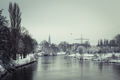 Deutschland, Landshut, Isar im Winter mit Turm der St. Martinskirche, lizenzfreies Stockfoto