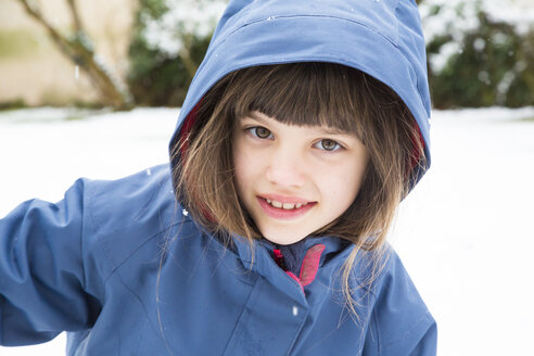 Portrait of smiling girl in winter - LVF002719