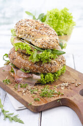 Vollkornbrötchen mit Schinken, Lollo Rosso, Rucola und Kresse - ODF001110