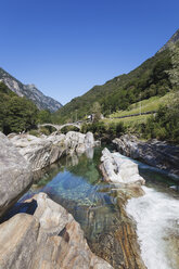 Schweiz, Tessin, Val Verzasca, Verzasca Fluss, Lavertezzo, Ponte dei Salti Brücke - GW003717