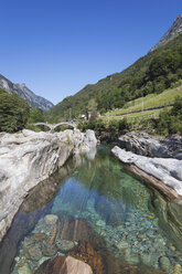 Schweiz, Tessin, Val Verzasca, Verzasca Fluss, Lavertezzo, Ponte dei Salti Brücke - GW003718