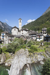 Schweiz, Tessin, Val Verzasca, Fluss Verzasca, Dorf Lavertezzo - GW003719