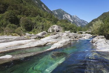 Schweiz, Tessin, Val Verzasca, Verzasca Fluss, Lavertezzo, Ponte dei Salti Brücke - GW003721