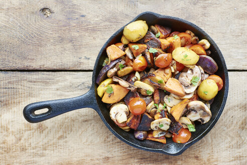 Stir-fried winter vegetables in a cast iron pan - HAWF000602