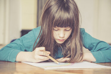 Girl drawing rainbow - LVF002723