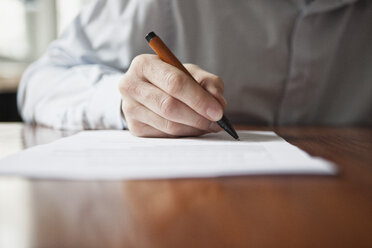 Man signing document - RBF002434