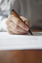 Man signing document - RBF002435