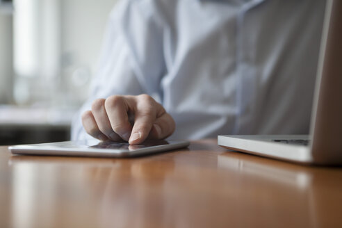 Männerhand beim Tippen auf dem Touchscreen eines digitalen Tablets - RBF002446