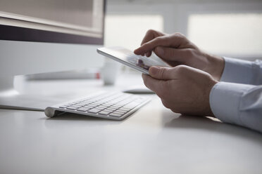 Männerhand beim Tippen auf dem Touchscreen eines digitalen Tablets - RBF002450