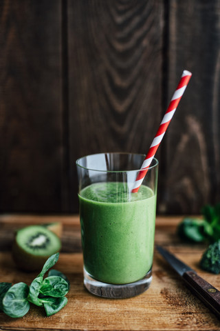 Ein Glas grüner Smoothie, lizenzfreies Stockfoto