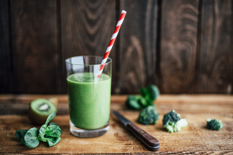 Ein Glas grüner Smoothie, lizenzfreies Stockfoto