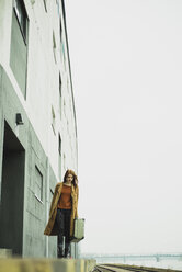 Young woman with suitcase on platform - UUF003260