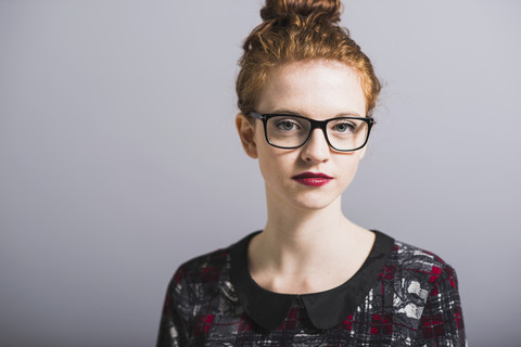 Porträt einer selbstbewussten jungen Frau mit Brille, lizenzfreies Stockfoto