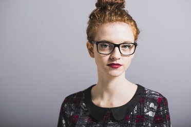 Porträt einer selbstbewussten jungen Frau mit Brille - UUF003298