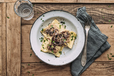 In Butter gebratene Gemüseravioli mit gerösteten Zwiebeln - IPF000185