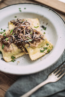 In Butter gebratene Gemüseravioli mit gerösteten Zwiebeln - IPF000186