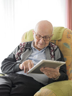 Alter Mann zu Hause mit digitalem Tablet - LAF001300