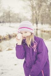 Kleines Mädchen mit Schneeball - SARF001320