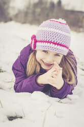 Portrait of smiling little girl in winter - SARF001322
