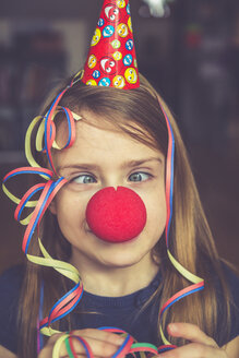 Schielendes Mädchen mit Clownsnase, Mütze und Luftschlange - SARF001325