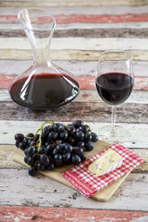 Blaue Weintrauben, Käse, Karaffe und ein Glas Rotwein - SARF001326