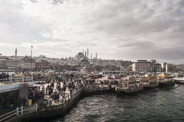 Türkei, Istanbul, Eminoenue, Blick auf die Rustem-Pascha-Moschee - CHPF000023