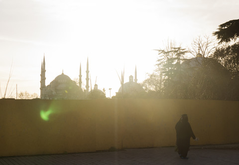 Türkei, Istanbul, Blick auf die Blaue Moschee bei Gegenlicht, lizenzfreies Stockfoto