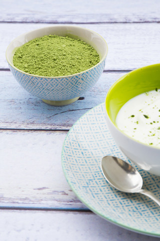 Schale mit Chlorella-Pulver und Naturjoghurt mit Chlorella, lizenzfreies Stockfoto