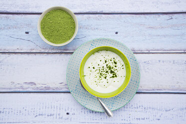 Schale mit Chlorella-Pulver und Naturjoghurt mit Chlorella - LVF002733